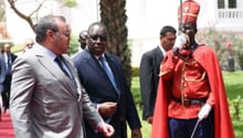 Le roi du Maroc Mohammed VI et le président sénégalais Macky Sall le 21 mai devant le palais pré © Seyllou/AFP