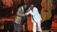 Le chanteur Thione Seck (g), au côté de Youssou N’dour. © AFP