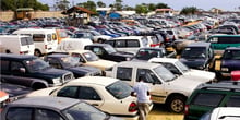 À Cotonou, première porte d’entrée des véhicules d’occasion en Afrique de l’Ouest. © Jacques Torregano pour Jeune Afrique