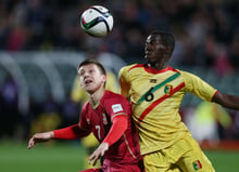 Le Malien Hamidou Maïga à la lutte avec le Serbe Ivan Saponjic lors de la demi-finale du Mondial U20, à Auckland (Nouvelle-Zélande), le 17 juin 2015. © David Rowland/AP/SIPA