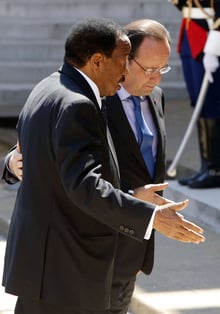 Les présidents Biya et Hollande lors du sommet de l’Élysée le 17 mai 2014. © Francois Mori/AP/SIPA