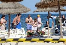Des touristes sur la plage où a eu lieu l’attentat du 26 juin 2015 à Sousse. © Fethi Belaid/AFP