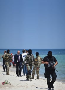 Patrouille sur la plage de Sousse, le 29 juin. © Jeff Mitchell/Getty images