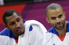 Boris Diaw et Tony Parker, lors d’un match face au Nigeria, le 6 août 2012 aux J.O. de Londres. © Eric Gay/AP/SIPA