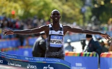 Wilson Kipsang, qui préside l’Association des athlètes professionnels du Kenya, lors de sa victoire au Marathon de New York, le 2 novembre 2014. © Don Emmert/AFP