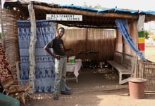 Ibrahima pose fièrement devant sa nouvelle boutique-cafétéria. © Aurélie Bazzara/J.A.