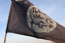 Le drapeau de Boko Haram à Gambaru, au Nigeria, après que les troupes tchadiennes ont chassé le groupe terroriste, en février 2015. © Stéphane Yas/AFP