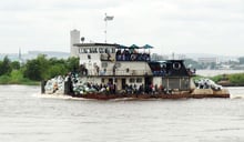 Une embarcation sur le fleuve Congo entre Kinshasa et Brazzaville, en février 2013. © Junior D.Kannah/AFP