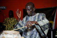 Le percussionniste Doudou N’diaye Rose, en avril 2013, à Dakar. © Seyllou/ AFP