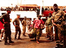 Chassés du Gabon, des migrants arrivent au port d’Abidjan, en janvier 1995. © Lougué