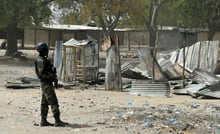 Un soldat camerounais à Fotokol, à la frontière avec le Nigeria, après des heurts avec des islamistes de Boko Haram, le 17 février 2015. © Reinnier Kaze/AFP