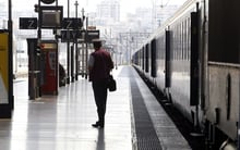 Un employé de la SNCF à la gare St Charles de Marseille. © Claude Paris/AP/SIPA