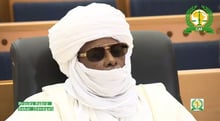 Hissène Habré fermant les yeux à son procès pendant le témoignage de Bandoum Bandjim, le 23 septembre 2015 à Dakar. © Capture d’écran / RTS