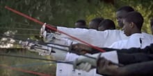 Des mineurs de la prison de Thiès au Sénégal s’entraînant à l’escrime. © Capture d’écran / Youtube