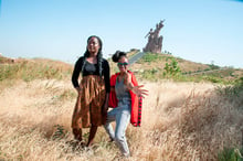 Aissatou Sène (à g.) et Selly Raby Kane devant le monument de la Renaissance africaine, à Dakar. © GUILLAUME BASSINET POUR J.A.