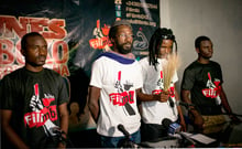 Les militants sénégalais Fadel Barro (bonnet) et burkinabè Oscibi Johann (dreadlocks), lors de la conférence de presse de lancement de Filimbi, à Kinshasa, le 15 mars 2015. © FEDERICO SCOPPA /AFP