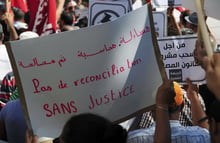 Une pancarte de protestation contre la loi sur la réconciliation économique, le 12 septembre 2015, à Tunis. © Riadh Dridi/AP/SIPA