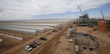 Le chantier de Noor I à proximité de Ouarzazate le 24 avril 2015. Le parc solaire marocain devait être raccordé au réseau électrique du royaume quelques jours après la fin du sommet de Paris sur le climat. © Abdeljalil Bounhar/ AP/ SIPA