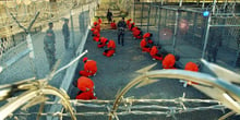 Des détenus de Guantanamo. © Département d’État américain de la Défense.