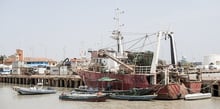 Un bateau de pêche dans le port de Bissau le 3 mars 2014. © Photo de Sylvain Cherkaoui pour Jeune Afrique