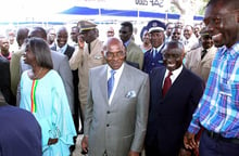 Dakar, en 2004. L’ancien président est au côté de celui qui est alors son Premier ministre. © MBAYE ALIOU/PANAPRESS/MAXPPP