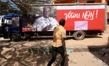 Une affiche de campagne pour le non au référendum, à Dakar, le 12 mars. © AFP