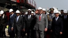 Le roi du Maroc Mohammed VI inaugure des chantiers de constructions dans la commune de Yopougon en compagnie du premier ministre Daniel Kablan Duncan, le 26 Février 2014. © Émilie RÉGNIER pour Jeune Afrique