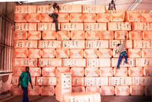 Un entrepôt de la Sofitex à Bobo-Dioulasso. Le coton, une fois égrené, est stocké avant d’être exporté. © THÉO RENAUT POUR J.A.
