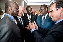 De g. à dr. : Mamadou Mansour Seck, administrateur de la Sococim, Guy Sidos, patron de Vicat, et Boubacar Camara, président de Sococim, avec les présidents Macky Sall et François Hollande, le 30 décembre 2014, à Dakar. © DR