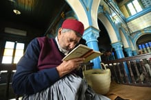 Ln rabbin tunisien Attoughi lit la Torah dans la synagogue de la Ghriba sur l’île tunisienne de Djerba, le 25 mai 2016. © Fethi Belaid/AFP