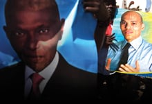 Portraits des Wade père et fils brandis lors d’une manifestation de l’opposition, à Dakar, le 23 avril 2013. © JOE PENNEY/REUTERS