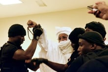 L’ancien président tchadien Hissène Habré entouré de policiers au tribunal spécial de Dakar le 20 juillet 2015. © Seyllou/AFP