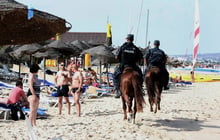 La police montée tunisienne sur la plage de Hammamet, le 18 juin 2016. © AFP
