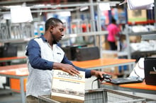 Dans un entrepôt de Jumia, à Ikeja, au nord de Lagos, le 10 juin 2016. © Akintunde Akinleye/REUTERS