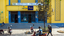 La poste centrale du quartier commercial de Ganhi à Cotonou, capitale économique du Bénin, le 19 février 2016. © Gwenn Dubourthoumieu pour J.A.