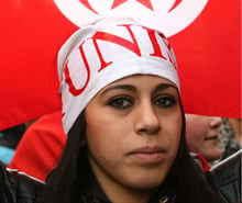 Une Tunisienne tenant le drapeau national durant une manifestation à Marseille en France, le 15 janvier 2011. © CLAUDE PARIS/AP/SIPA
