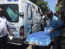 Livraison d’un stock de bouteilles de O’Royal dans Dakar. © Win Industries