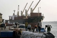 Des hommes déchargent un bateau dans le port de Conakry, en mars 2008. © Jerome Delay/AP/Sipa