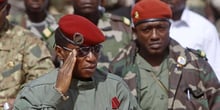 Le capitaine putschiste Moussa Dadis Camara et son aide de camp, également chef de la garde présidentielle, Abubakar « Toumba » Diakité, le 2 octobre 2009 à Conakry. © SCHALK VAN ZUYDAM/AP/SIPA