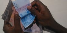 Des coupures en francs CFA d’Afrique de l’Ouest. © J.A.