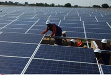 Des ingénieurs ougandais réparent les panneaux solaires d’une installation à 300 kilomètres de Kampala. © Stephen Wandera/AP/SIPA