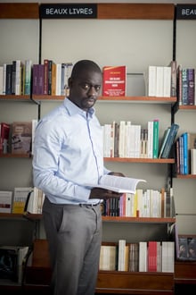 L’écrivain Felwine Sarr dans sa librairie Athéna, le 16 septembre 2013 à Dakar. © Sylvain CHERKAOUI pour Jeune Afrique