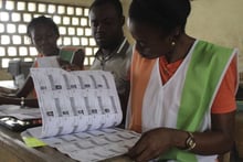 Des employés de la Commission électorale indépendante le 30 octobre 2016 à Abidjan, en Côte d’Ivoire. © Diomande Bleblonde/AP/SIPA