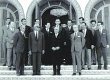 Mohamed Masmoudi (deuxième ligne, à gauche) dans le gouvernement tunisien présidé par Habib Bourguiba, en 1970. © Habib Osman/CC/Wikimedia Commons