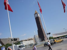 L’horloge de la place « 14-Janvier 2011 », à Tunis. © Eastmanenator/Wikimedia Commons