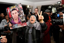 Une mère tunisienne brandit un portrait de son fil, victime de la torture, le 17 novembre 2016 à Tunis. © Fethi Belaid/AFP
