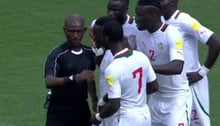 L’arbitre Stephen Lamptey siffle un penalty contesté lors du match Afrique du Sud – Sénégal le 12 novembre 2016 © Capture d’écran Dailymotion