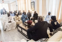 Le président élu, Adama Barrow (en bleu, au centre), avec une délégation de la Cedeao, le 13 décembre. © Sylvain Cherkaoui/AP/SIPA