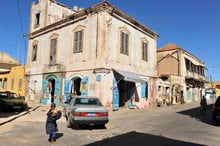 Des maisons historiques dans une rue de Saint-Louis, le 27 janvier 2009 au Sénégal. © AFP