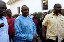 Le président élu Adama Barrow (c), le 13 décembre 2016 à Banjul, en Gambie. © AFP/Seyllou